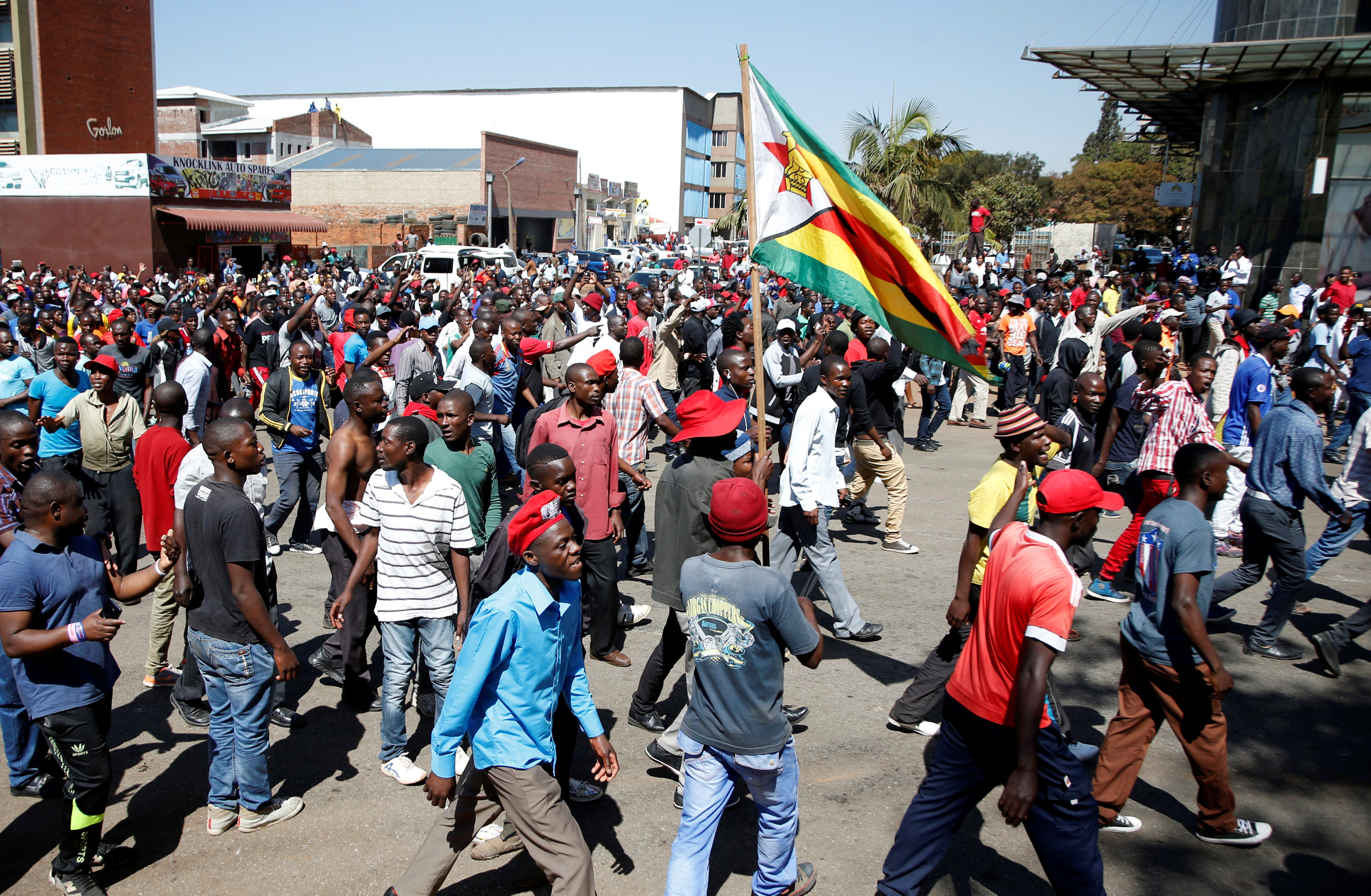 حشود من المعارضين يرفضون نتائج انتخابات زيمبابوى