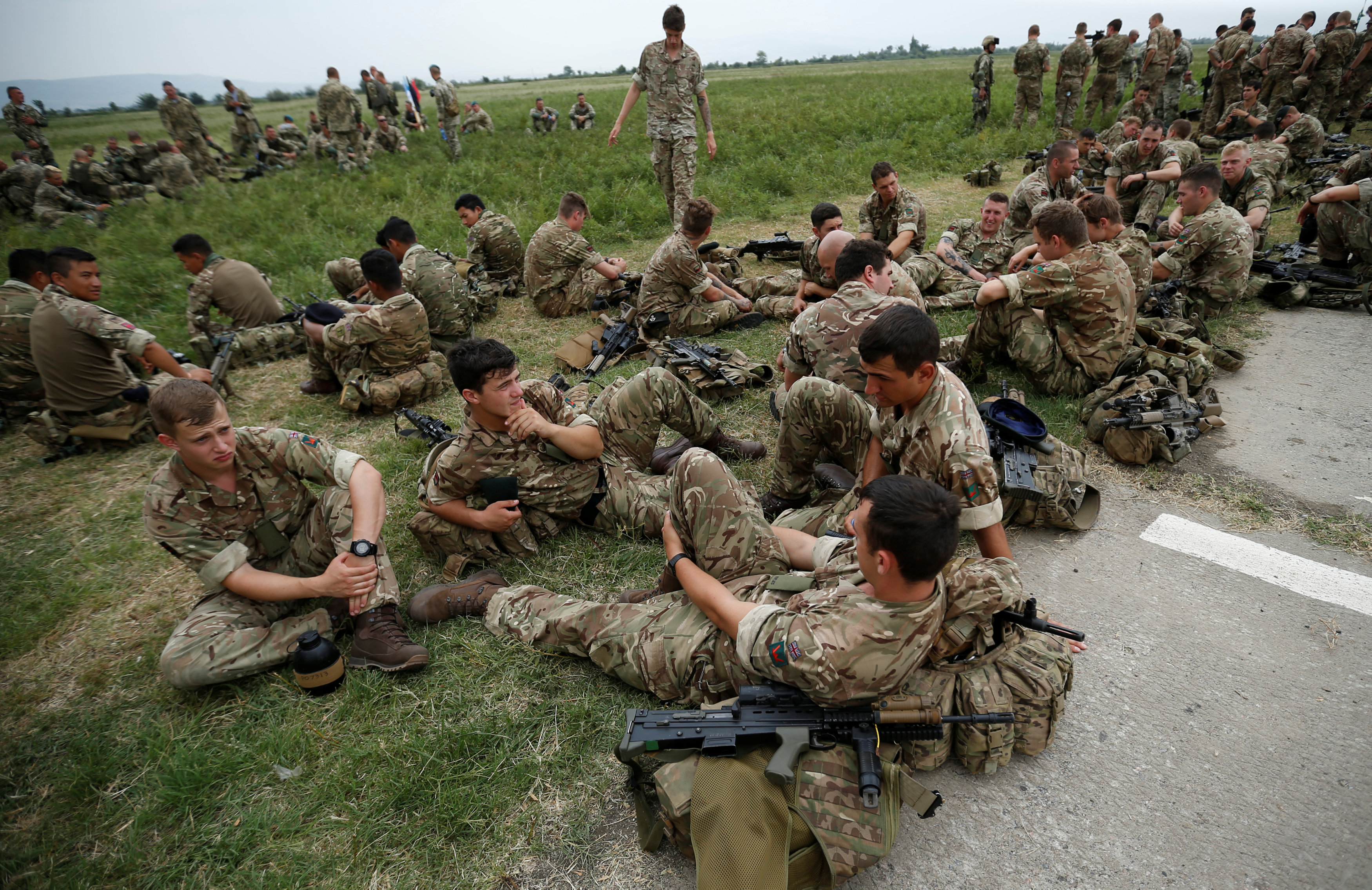 القوات البريطانية تنال قدرا من الراحة بعد انتهاء التدريب