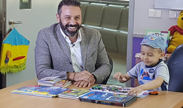 حازم امام وطفل مريض بالسرطان حازم امام وطفل مريض بالسرطان