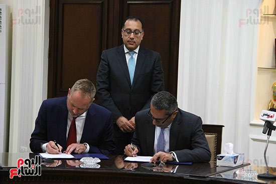 توقيع البروتوكول بين وزارة الإسكان والشركة المسئولة عن تنظيم معرض سيتى سكيب الدولى (6)