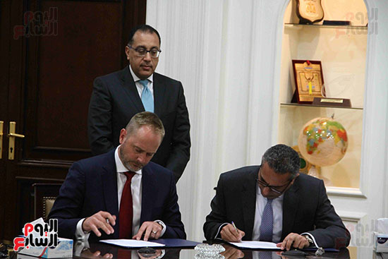 توقيع البروتوكول بين وزارة الإسكان والشركة المسئولة عن تنظيم معرض سيتى سكيب الدولى (4)