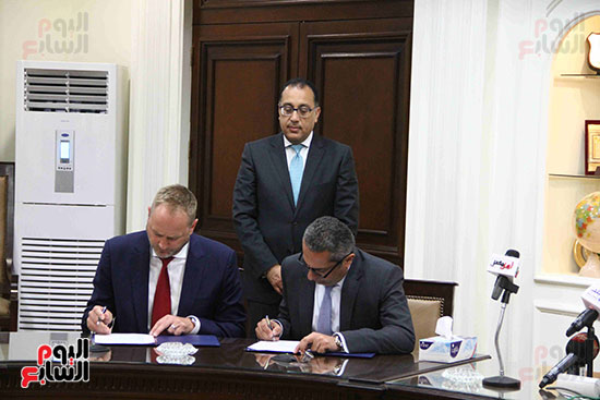 توقيع البروتوكول بين وزارة الإسكان والشركة المسئولة عن تنظيم معرض سيتى سكيب الدولى (10)