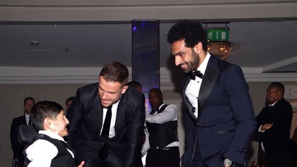 محمد صلاح مع طفل من ذوى القدرات الخاصة محمد صلاح مع طفل من ذوى القدرات الخاصة