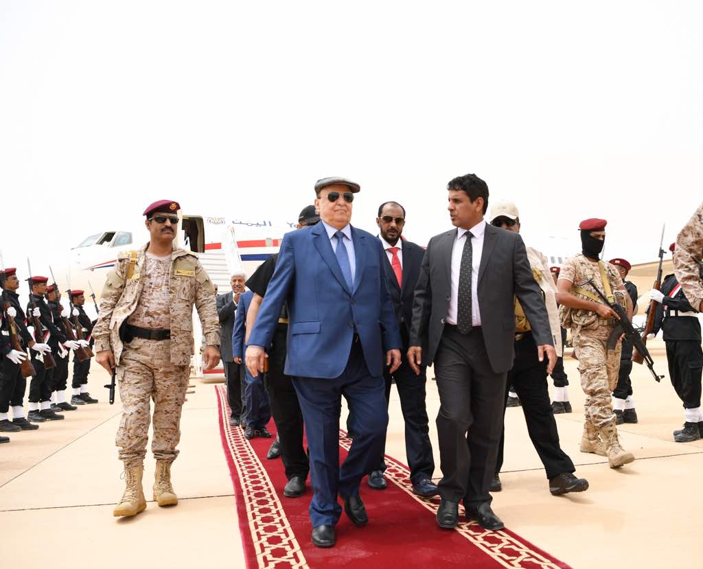 رئيس اليمن يصل المهرة لإطلاق مشروعات إعادة الإعمار بدعم من السعودية (2)
