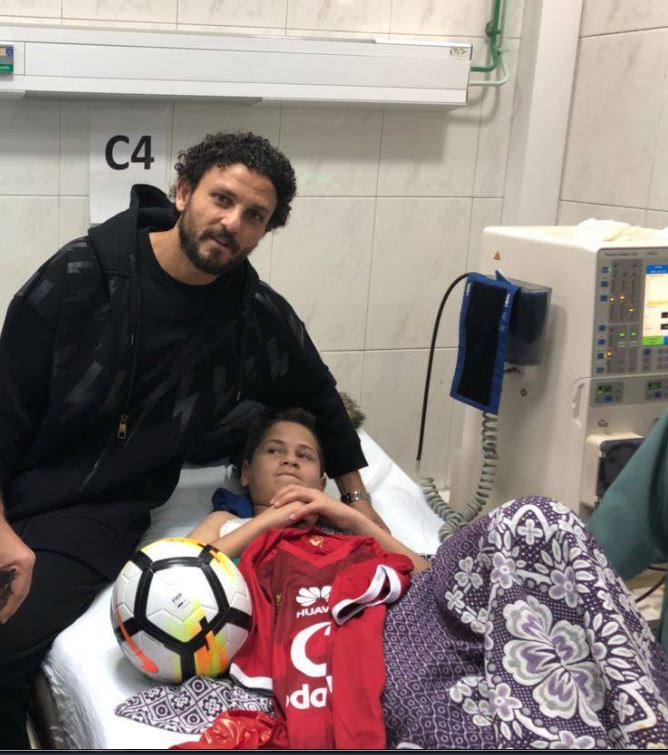 حسام غالى وطفل مريض بالفشل الكلوى