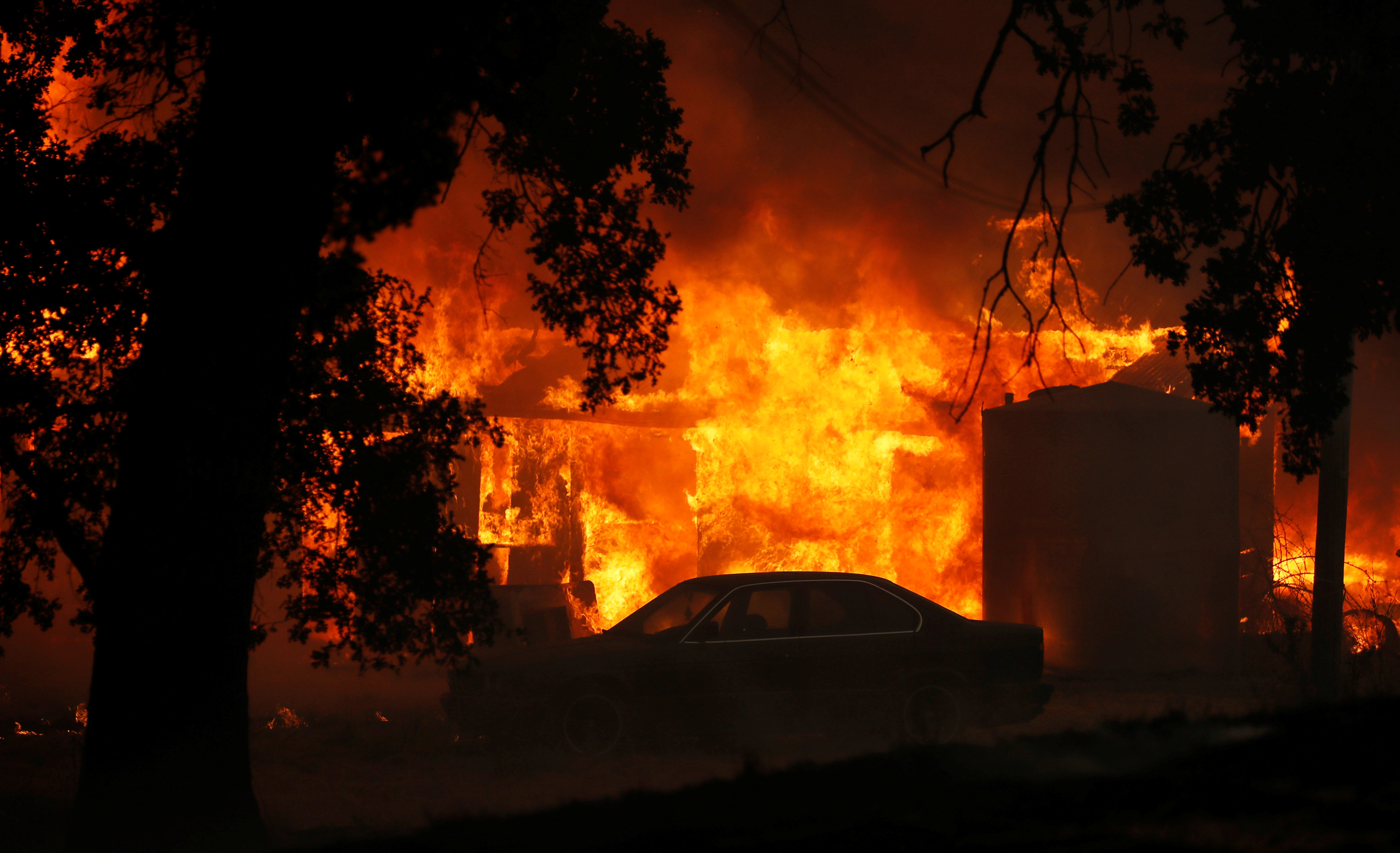 الحرائق تهيمن على المشهد فى كاليفورنيا