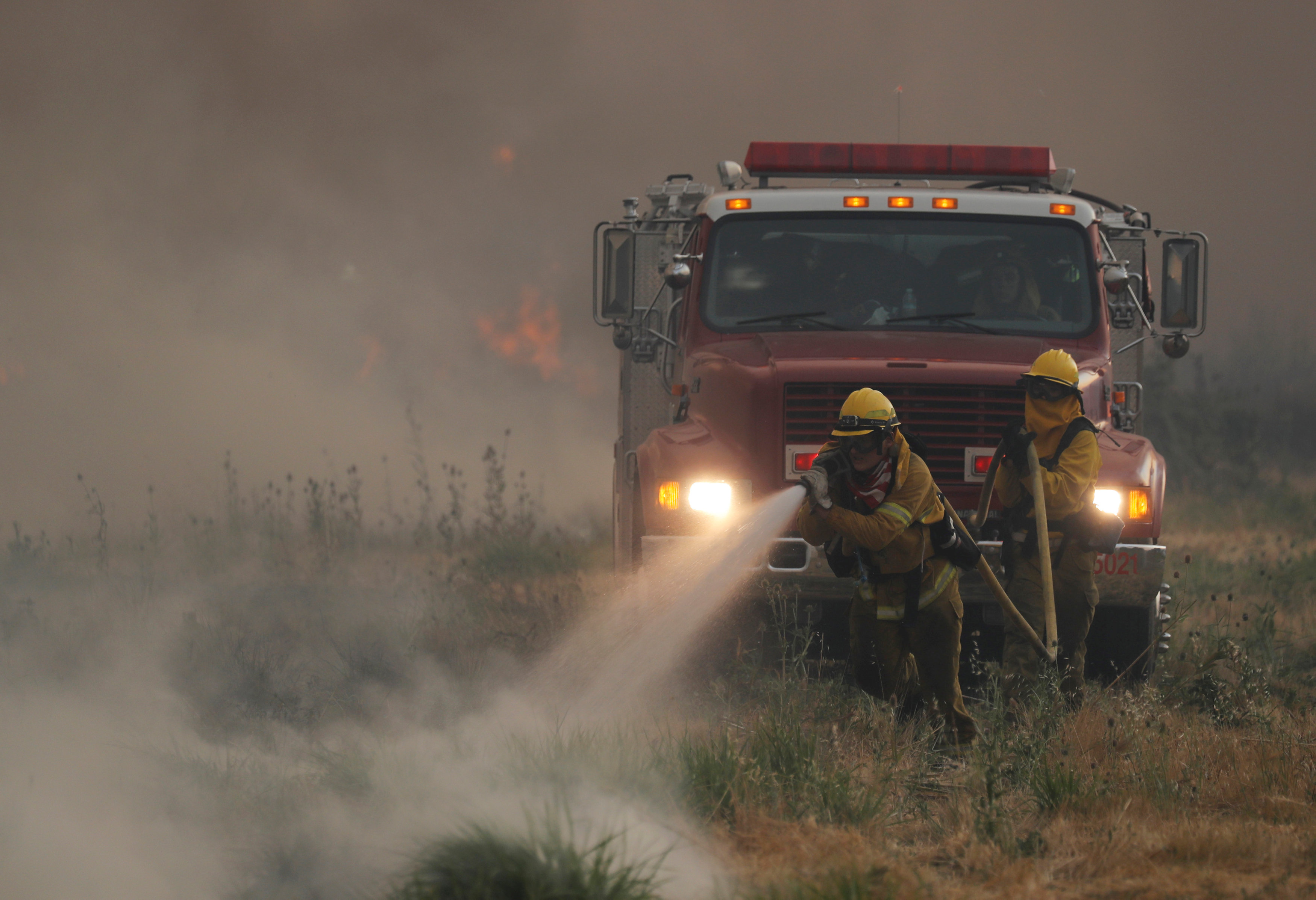 سباق بين رجال الإطفاء والحرائق التى تهيمن على المشهد فى كاليفورنيا