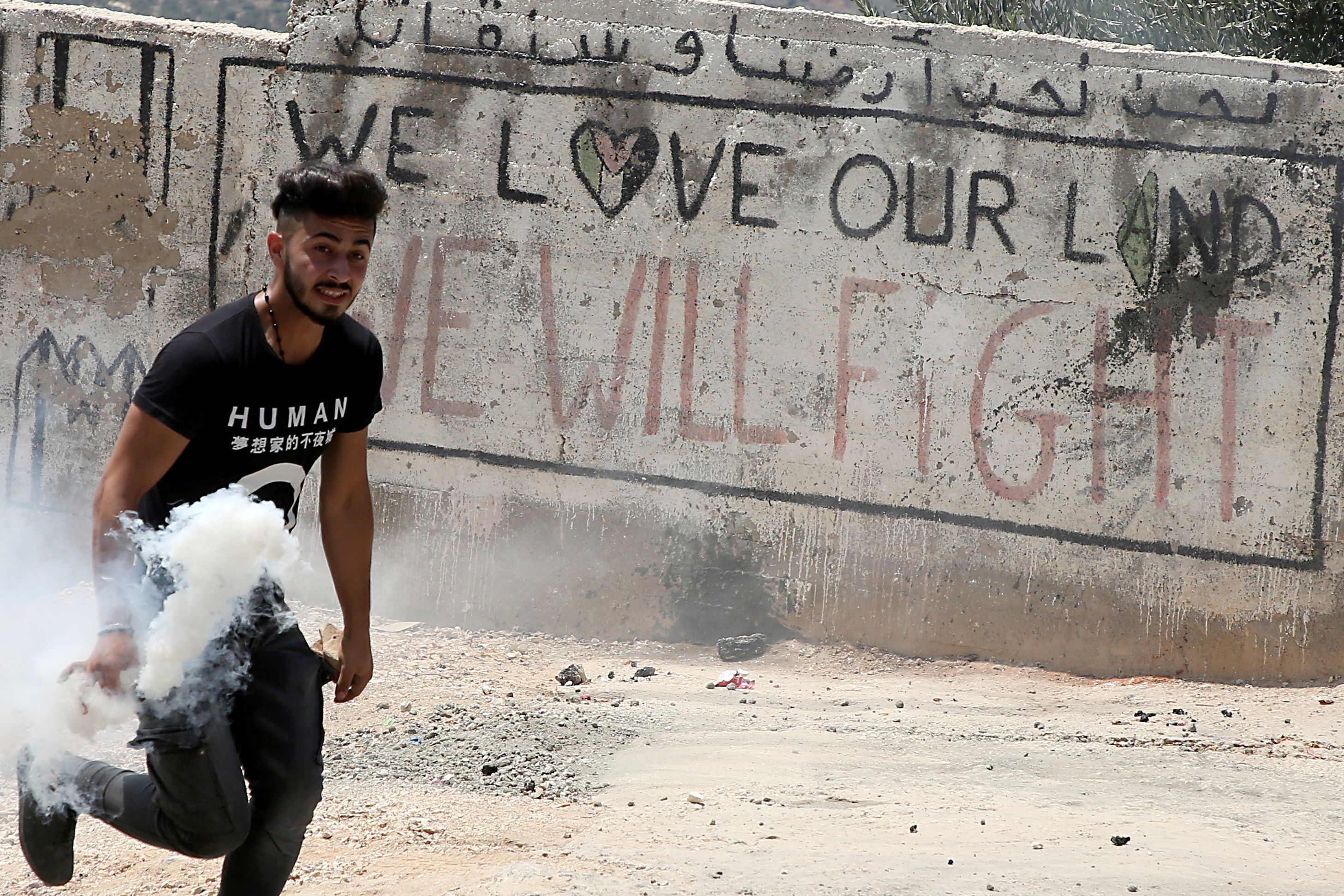 شاب فلسطينى أثناء الاشتباكات