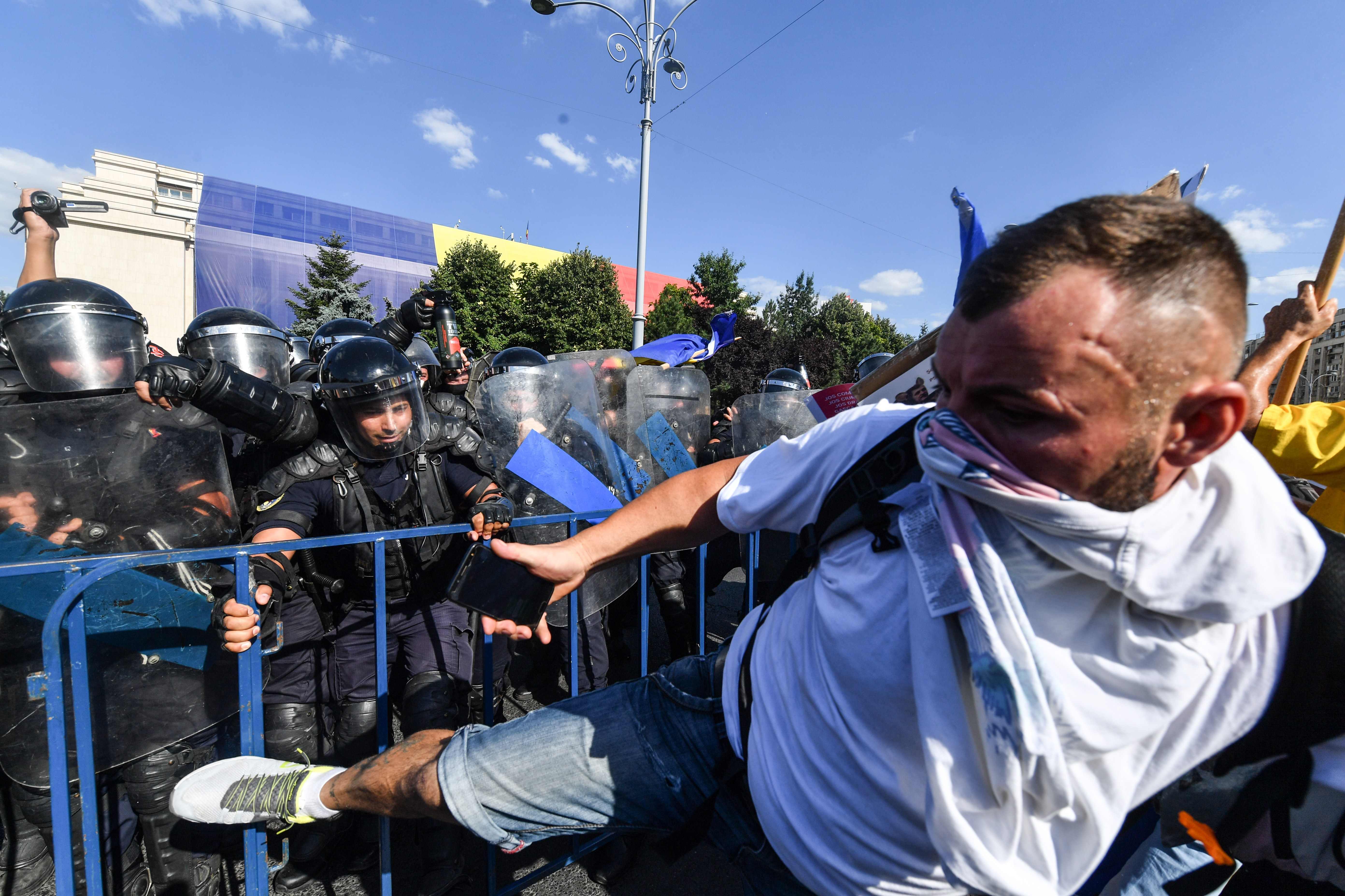 Румыния видео. Протесты в Румынии. Митинг в Бухаресте. Бухарест люди. Румыния Бухарест люди.