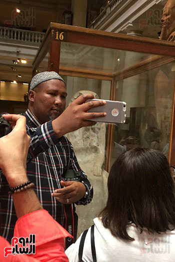 حفيد مانديلا يلتقط الصور  داخل المتحف المصرى  (1)