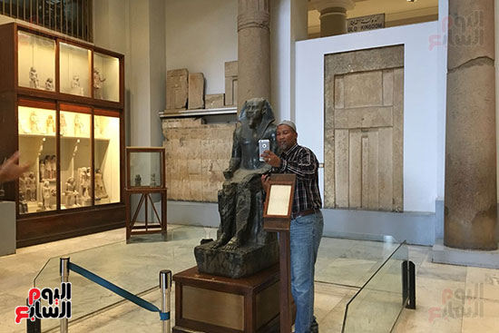حفيد مانديلا يلتقط الصور  داخل المتحف المصرى  (2)