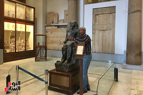 حفيد مانديلا يلتقط الصور  داخل المتحف المصرى  (4)