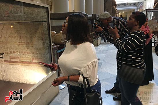 حفيد مانديلا يلتقط الصور  داخل المتحف المصرى  (3)