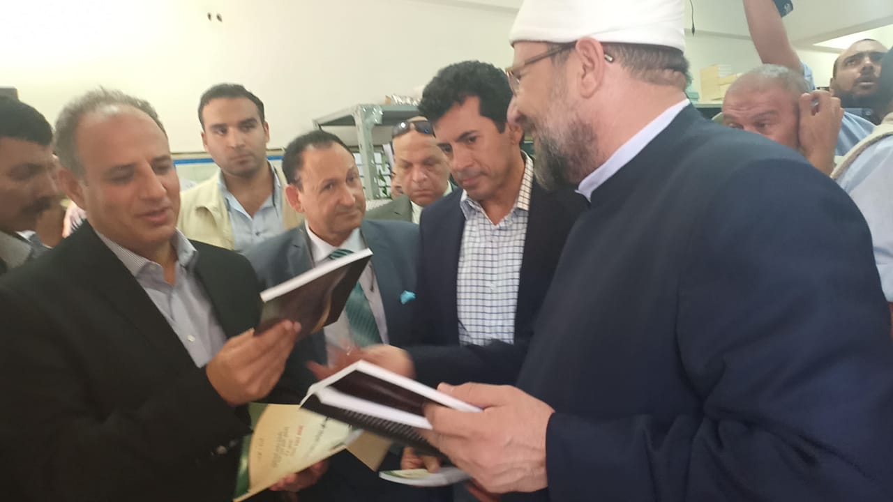وزير الاوقاف والشباب والرياضة يفتتحان معرض الشئون الإسلامية بالإسكندرية (19)