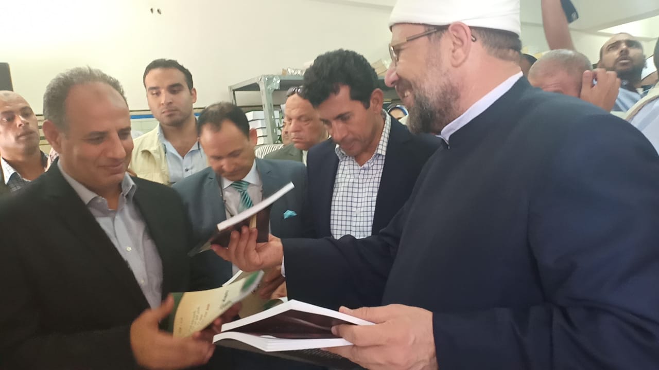 وزير الاوقاف والشباب والرياضة يفتتحان معرض الشئون الإسلامية بالإسكندرية (25)