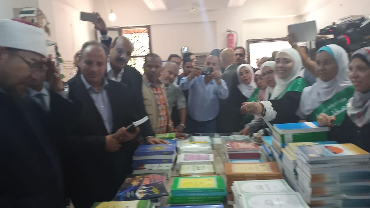 وزير الاوقاف والشباب والرياضة يفتتحان معرض الشئون الإسلامية بالإسكندرية (1)