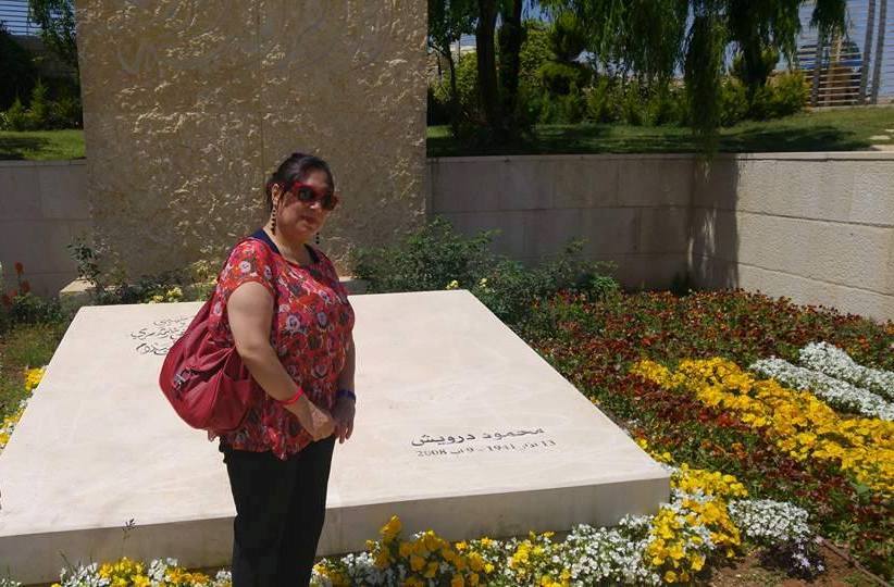 الكاتبة السورية مها حسن فى زيارة قبر محمود درويش