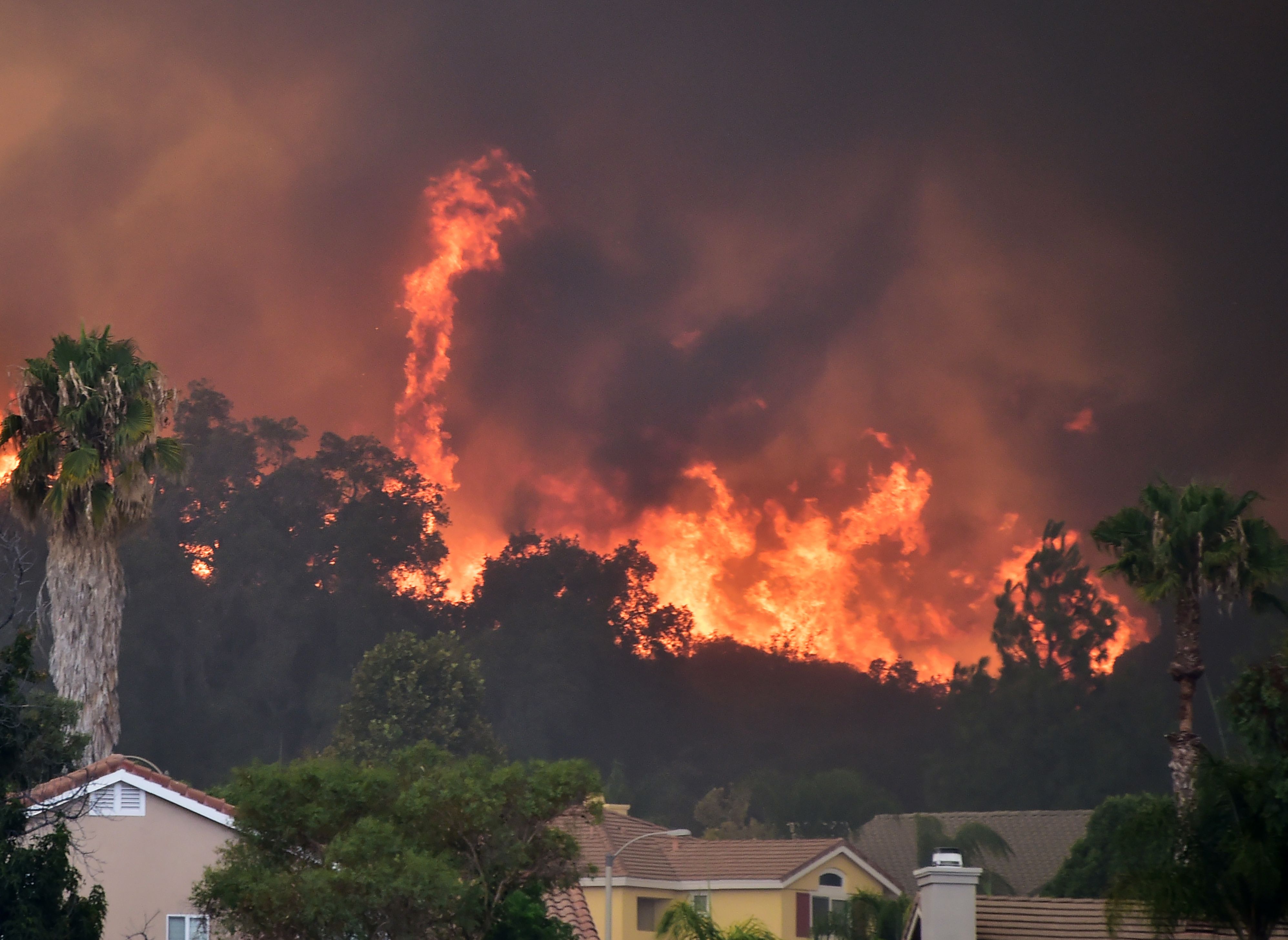 النيران تتصاعد بولاية كاليفورنيا