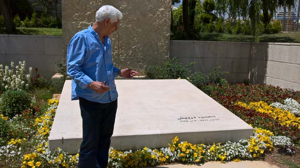 الحبيب السالمى أمام قبر محمود درويش