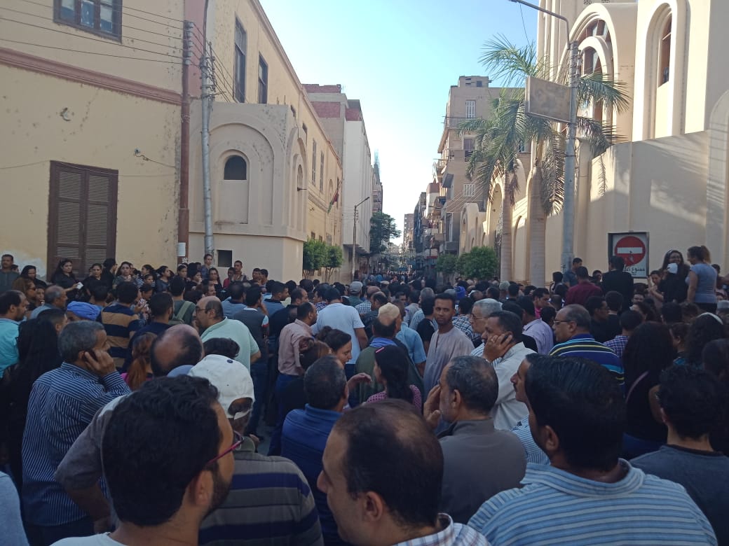 المئات يحتشدون أمام كنيسة الأمير تاضروس  ل (4)