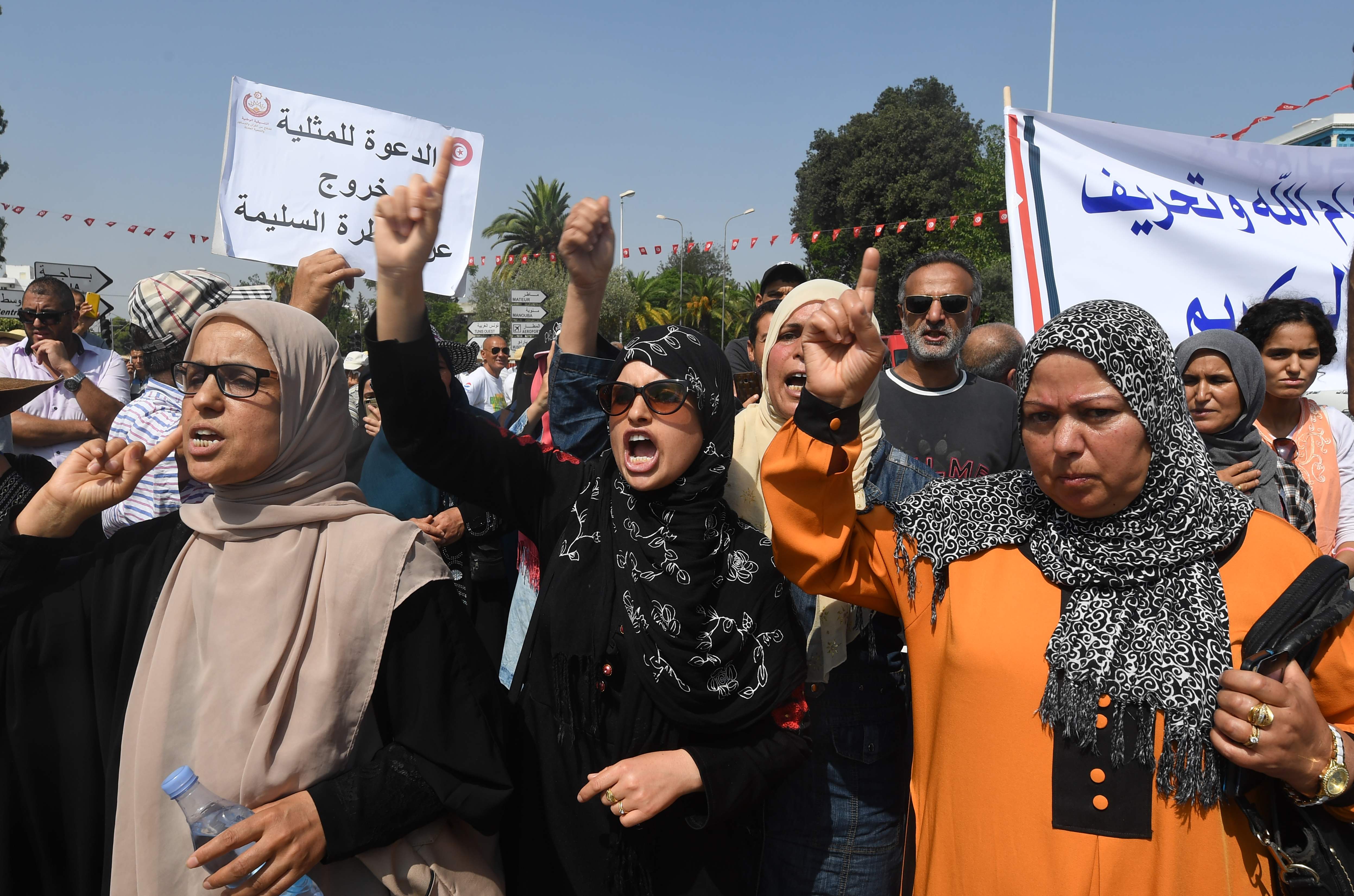  سيدات تونس خلال المظاهرات 