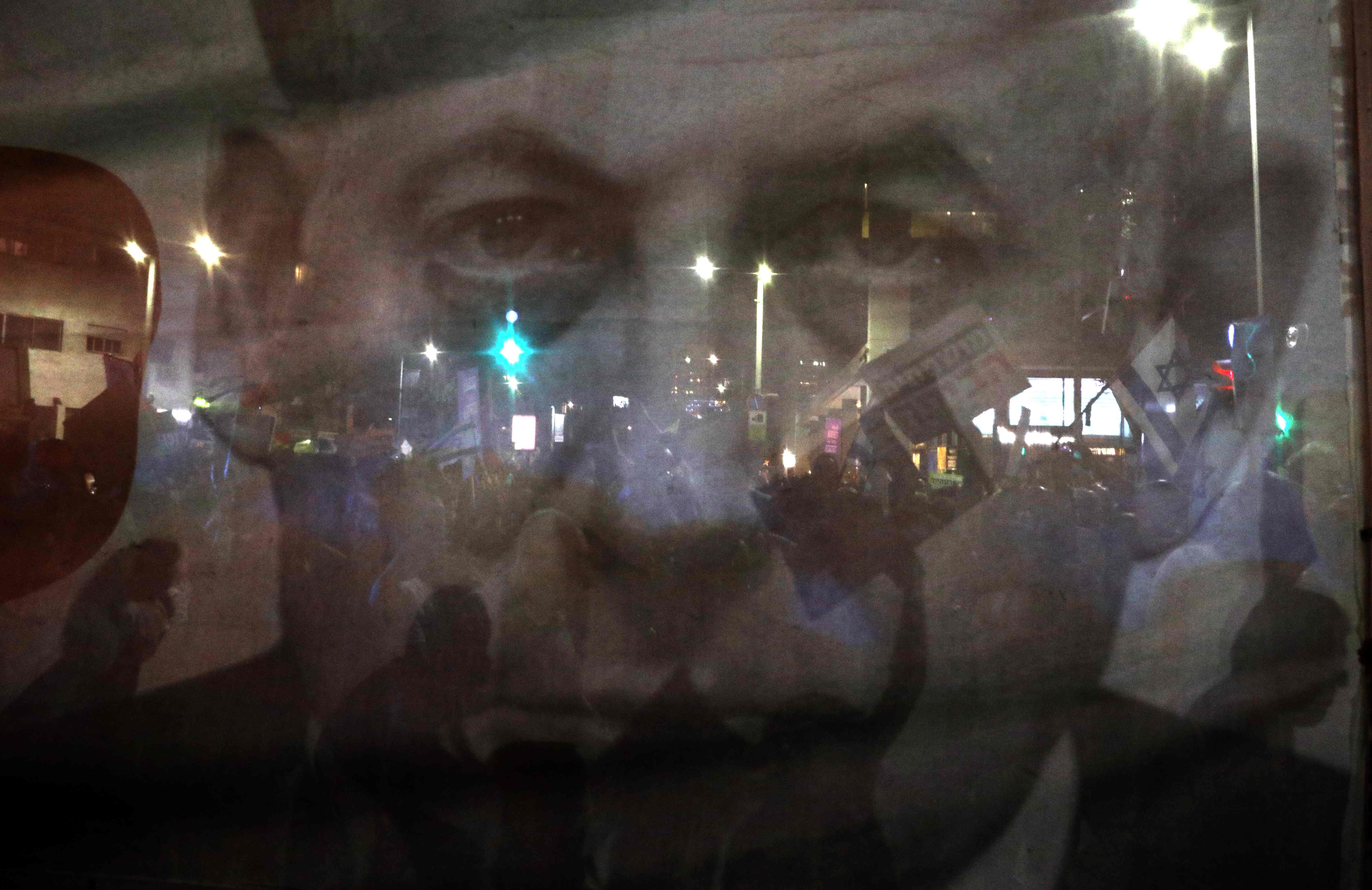 صور نتنياهو خلال المظاهرة 