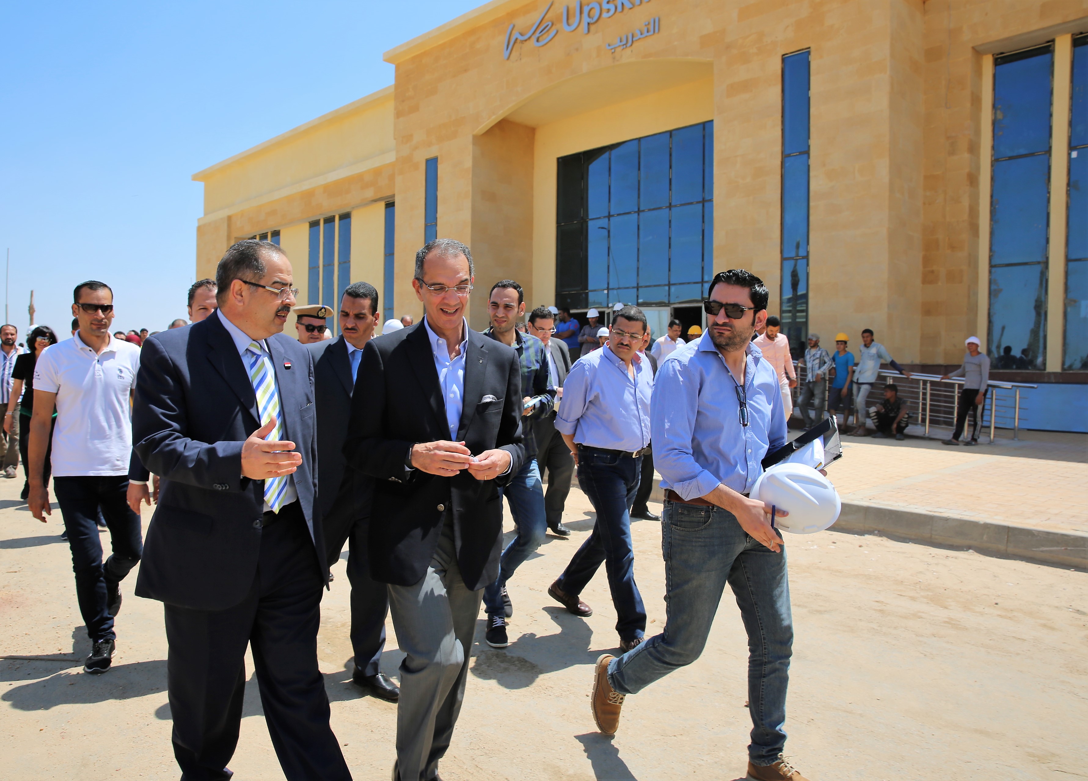 عمرو طلعت وزير الاتصالات خلال زيارته المنطقة التكنولوجية