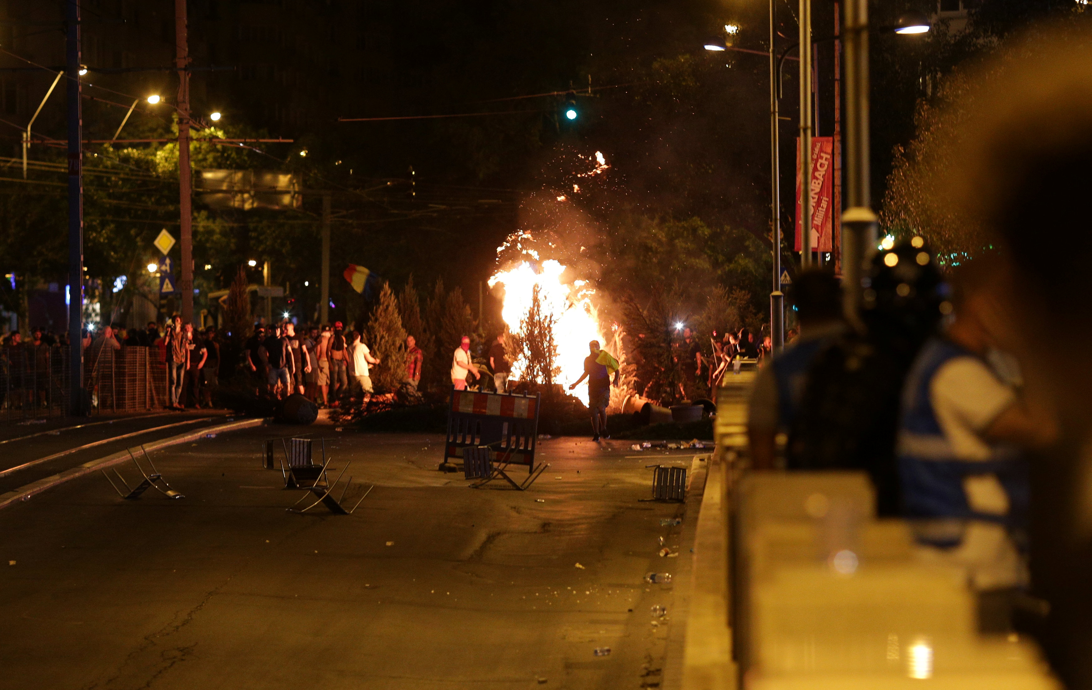 المتظاهرين يشعلون النيران فى شوارع رومانيا