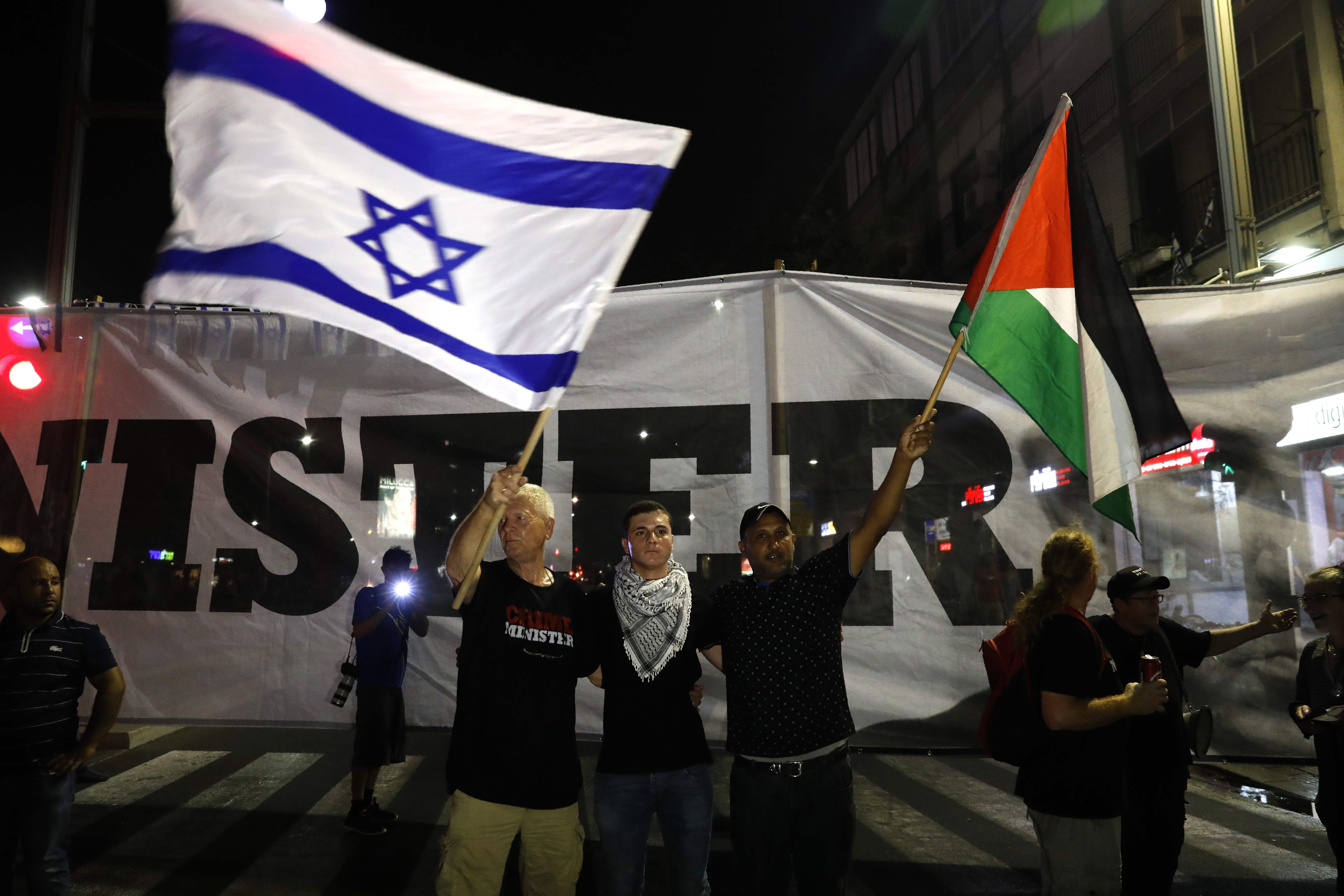 العلم الإسرائيلى خلال المظاهرات 