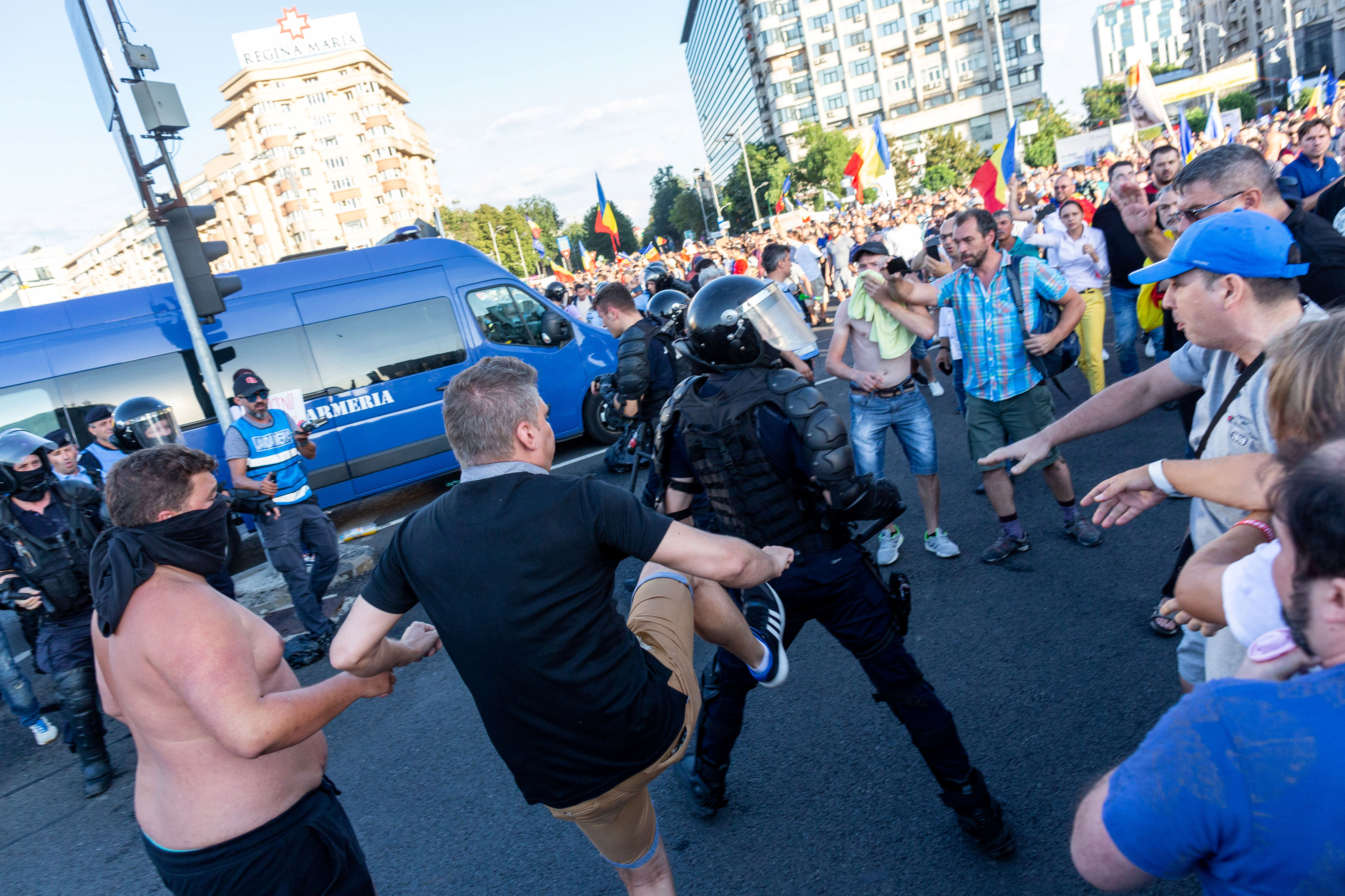 Румыния сегодня. Бухарест протесты. Протесты в Румынии. Митинг в Бухаресте. Бухарест полиция.