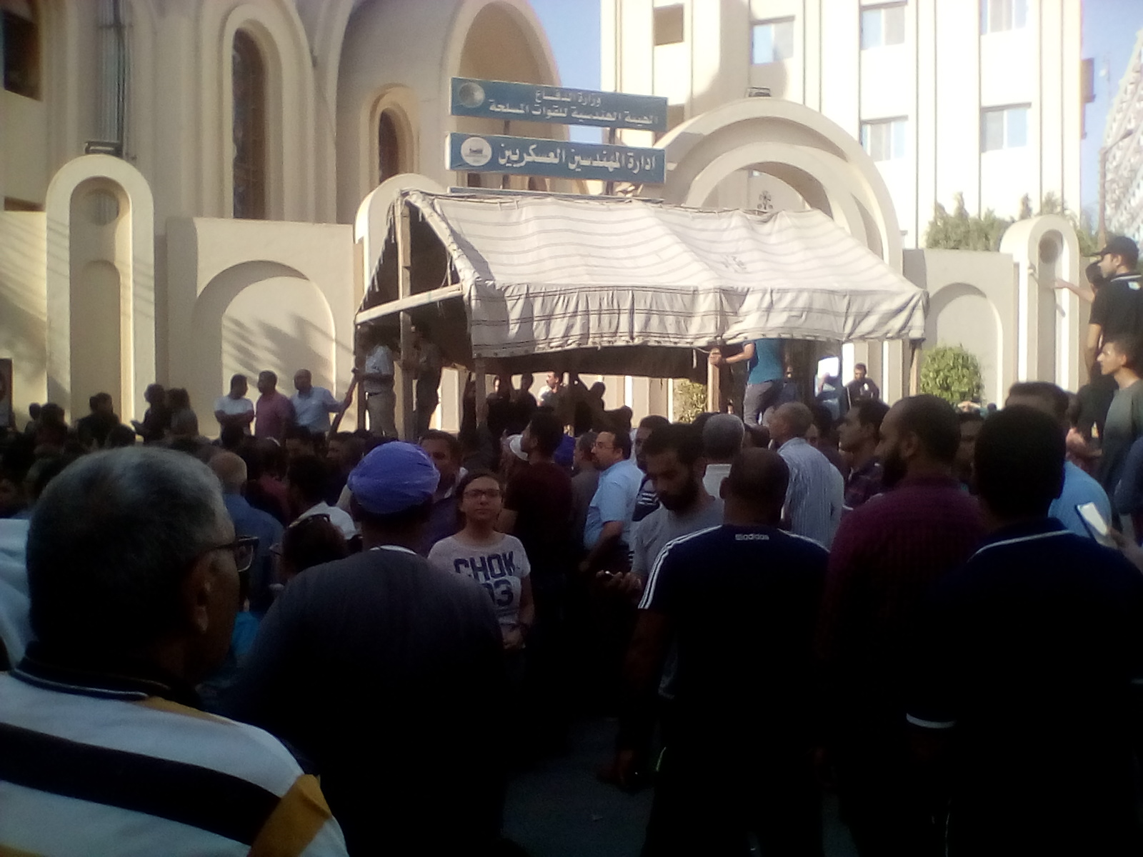 المئات يحتشدون أمام كنيسة الأمير تاضروس  (2)