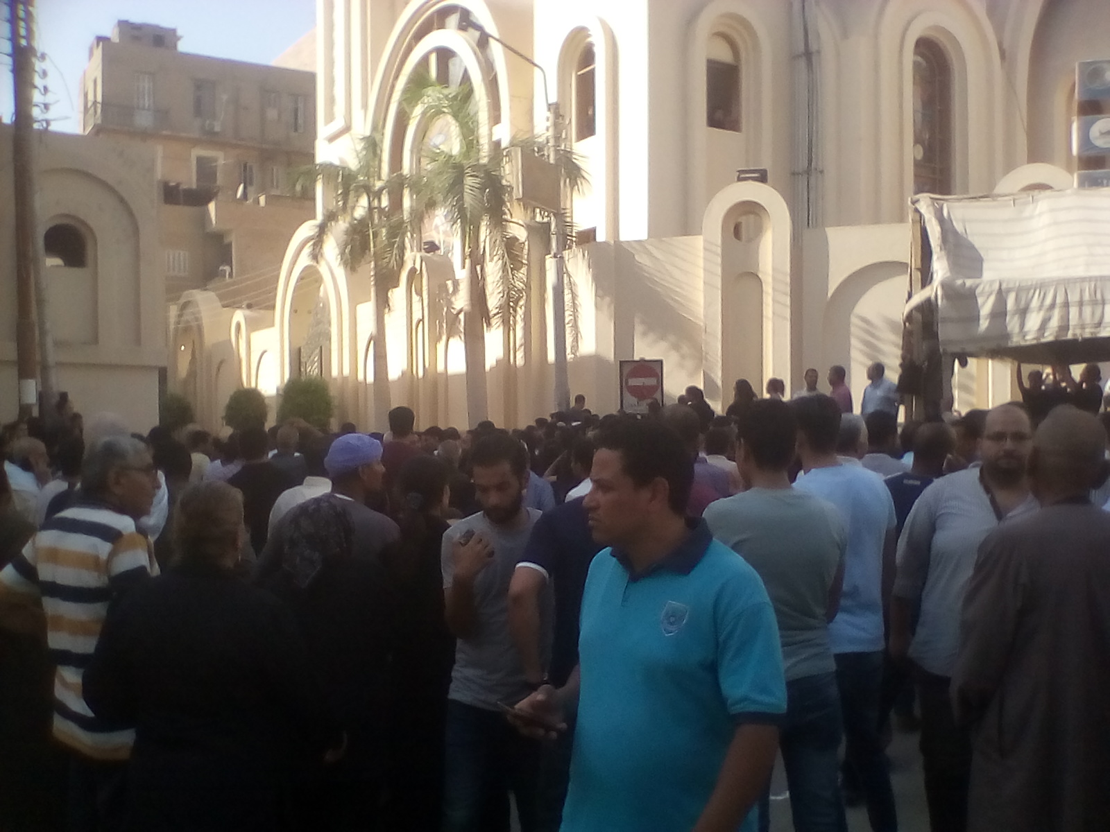 المئات يحتشدون أمام كنيسة الأمير تاضروس  (1)