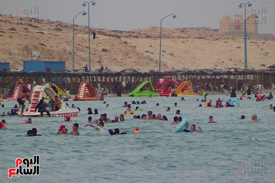 الألعاب المائية تستهوى الأطفال بجانب السباحة بشواطئ مطروح