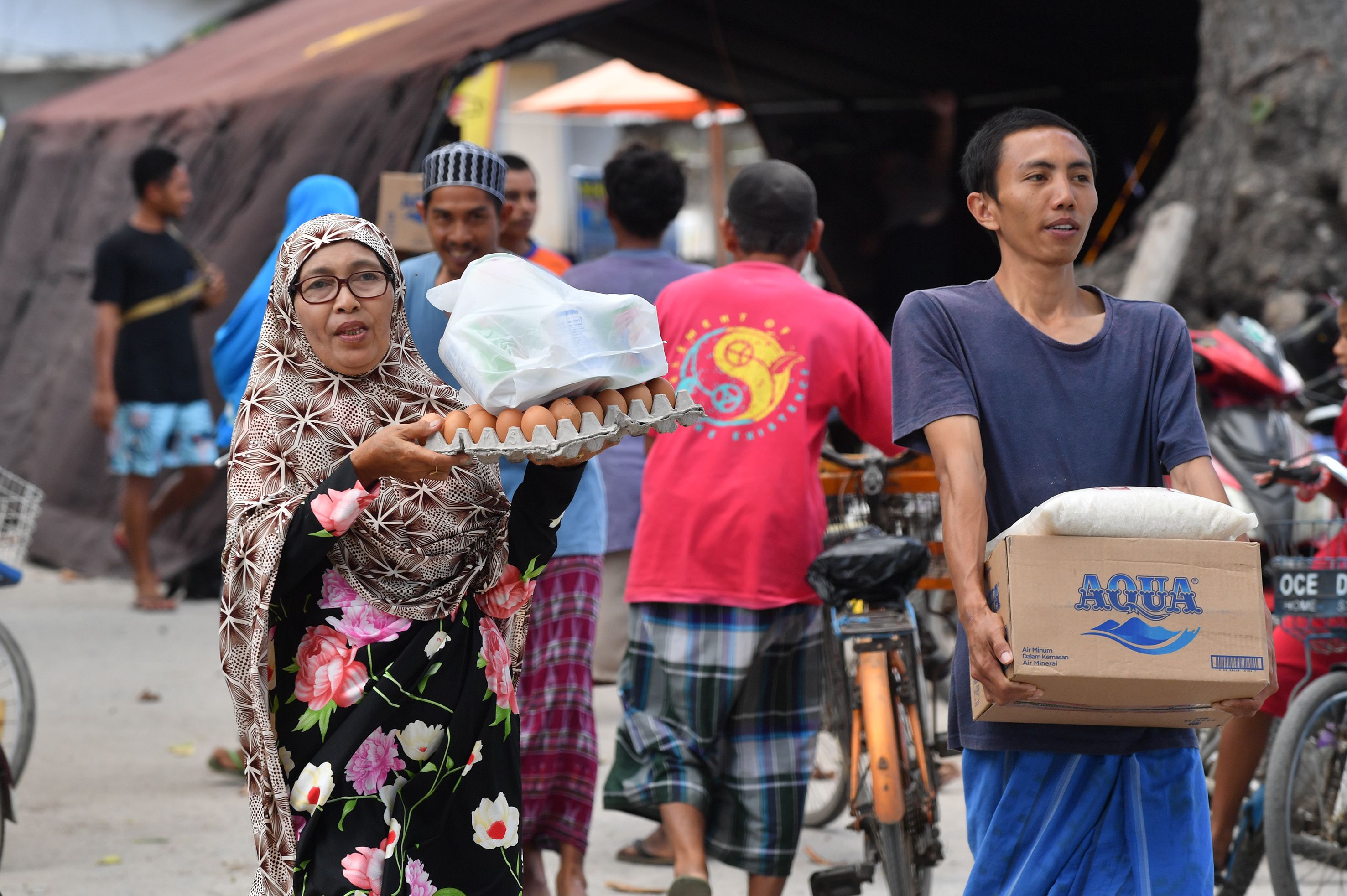 إندونيسيون يحصلون على أطعمة