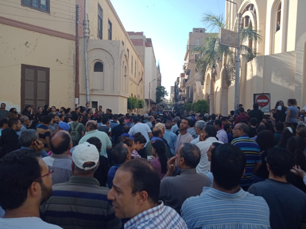 المئات يحتشدون أمام كنيسة الأمير تاضروس  ل (3)