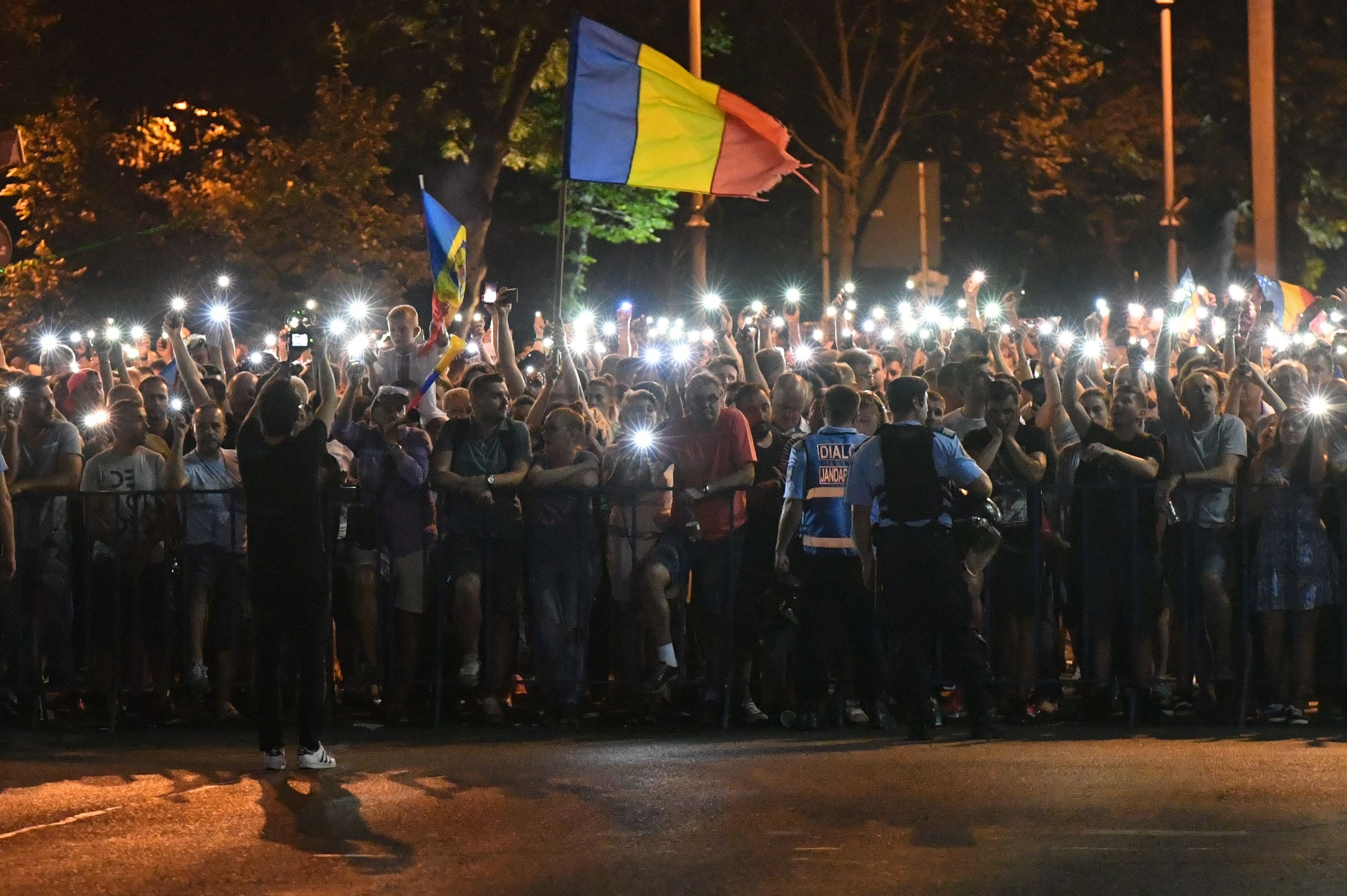 الآلاف يتظاهرون فى رومانيا