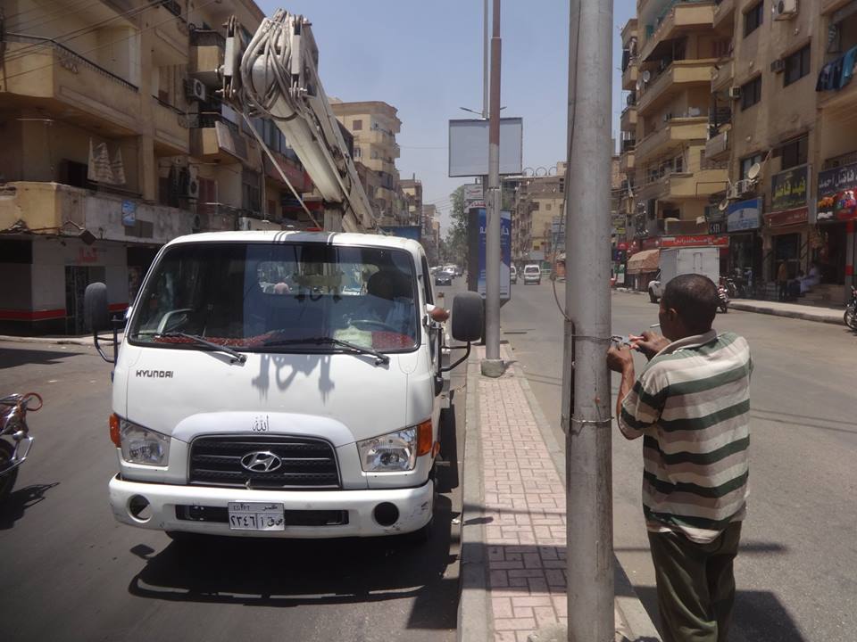 جانب من تغطية أعمدة الإنارة بعد سرقة أغطيتها من اللصوص