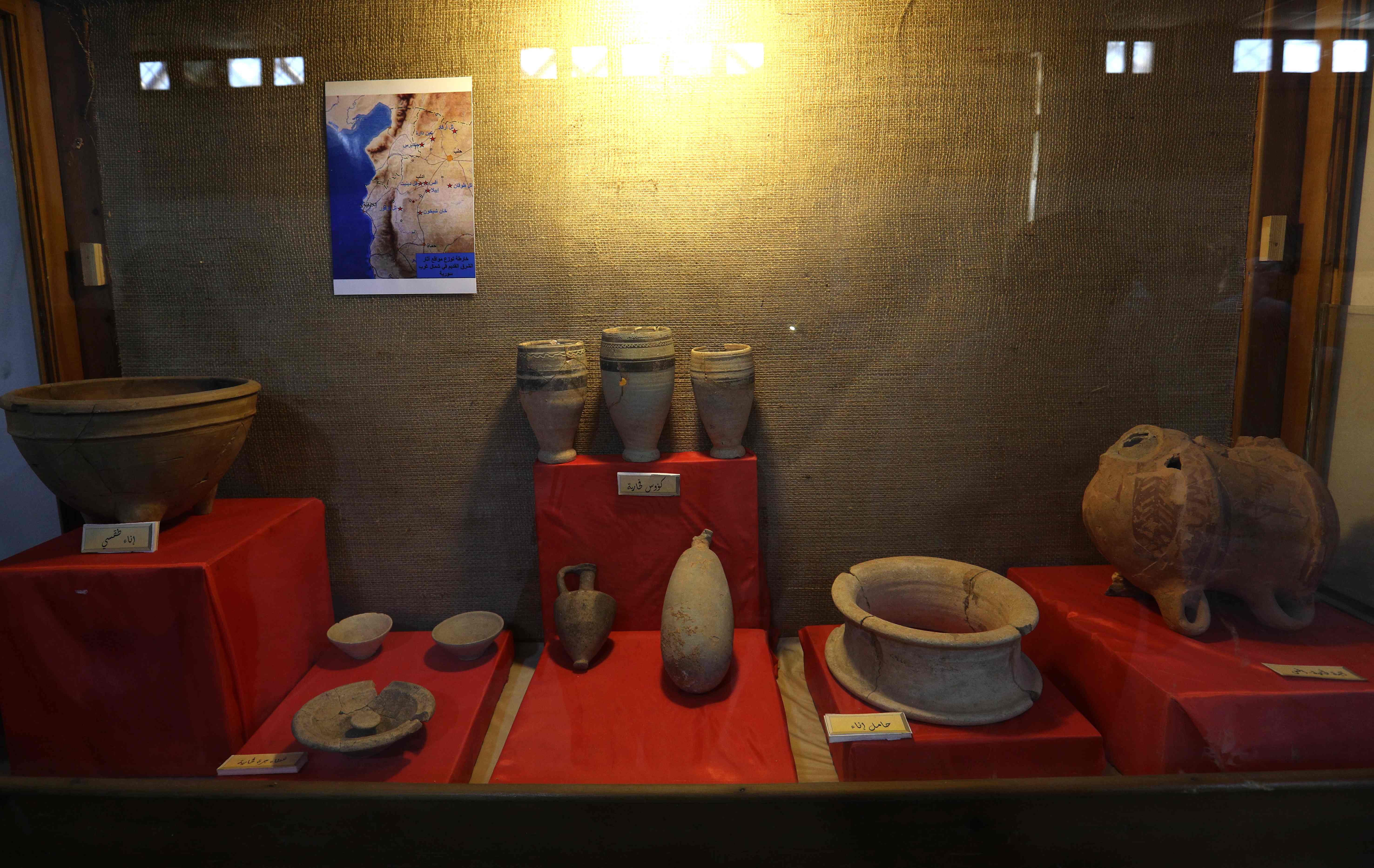 قطع أثرية بمتحف إدلب
