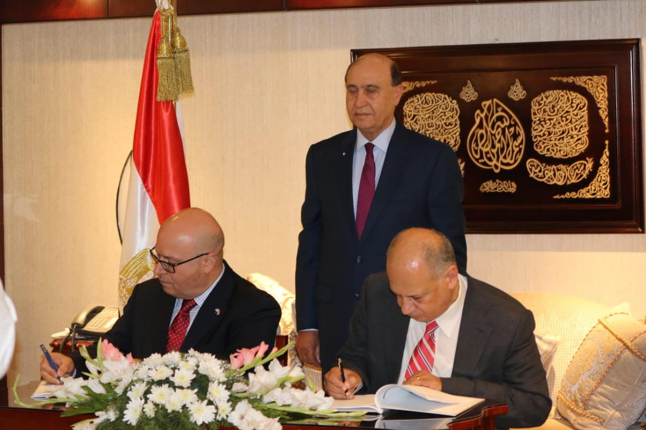 مميش يشهد توقيع عقد بين البافارية الألمانية وشرق بورسعيد للتنمية  (6)