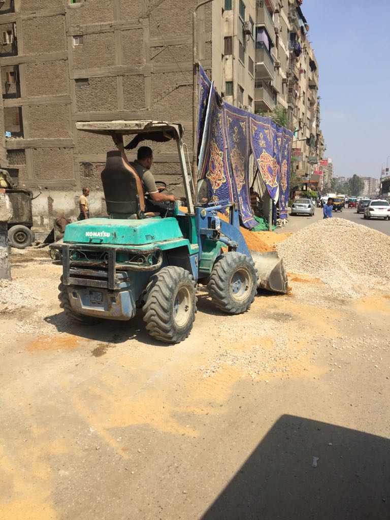 مواد البناء تغلق شارع ترعة الزمر  (7)