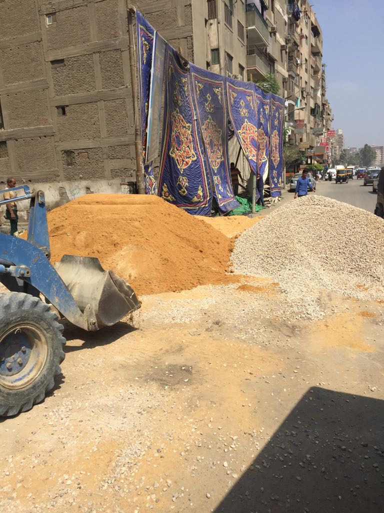 مواد البناء تغلق شارع ترعة الزمر  (3)