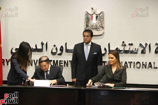  توقيع مصر والصين  الخطابات المتبادلة لمنحة تنفيذ مشروع إنشاء القمر الصناعى مصر -سات 2 (3)