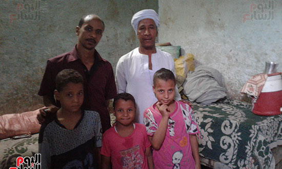 محمود مع أبنائه وشقيقه