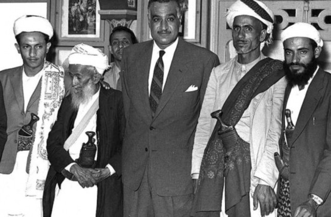 الرئيس الراحل جمال عبد الناصر ومجموعة من اليمنيين