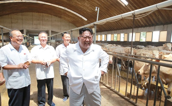 زعيم كوريا الشمالية يتفقد ثروة بلاده الحيوانية