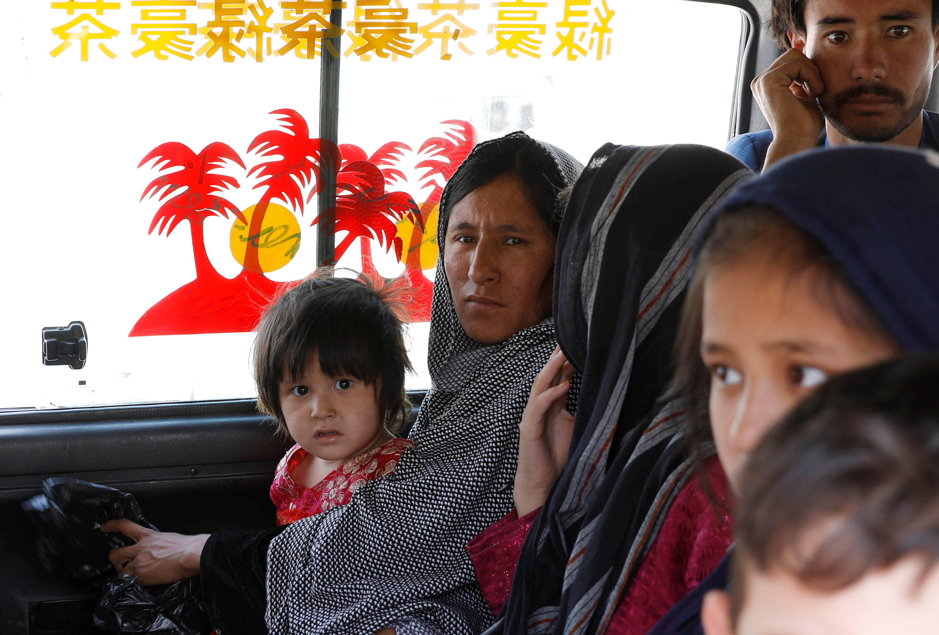 	العائلات الأفغانية تترك منازلها بكابول فى أفغانستان