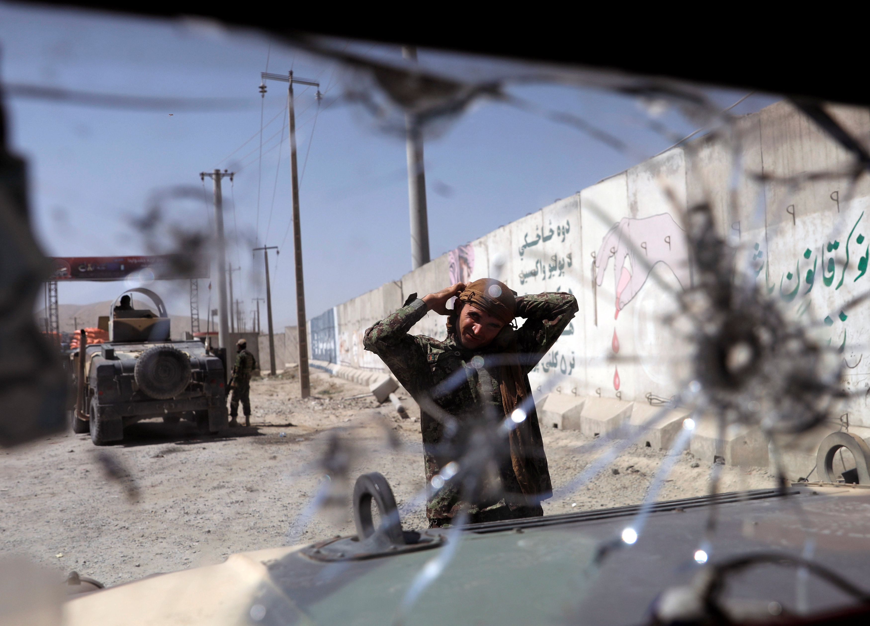 	الجيش الأفغانى يضع نقاط تفتيش فى غزنة بعد انسحاب طالبان