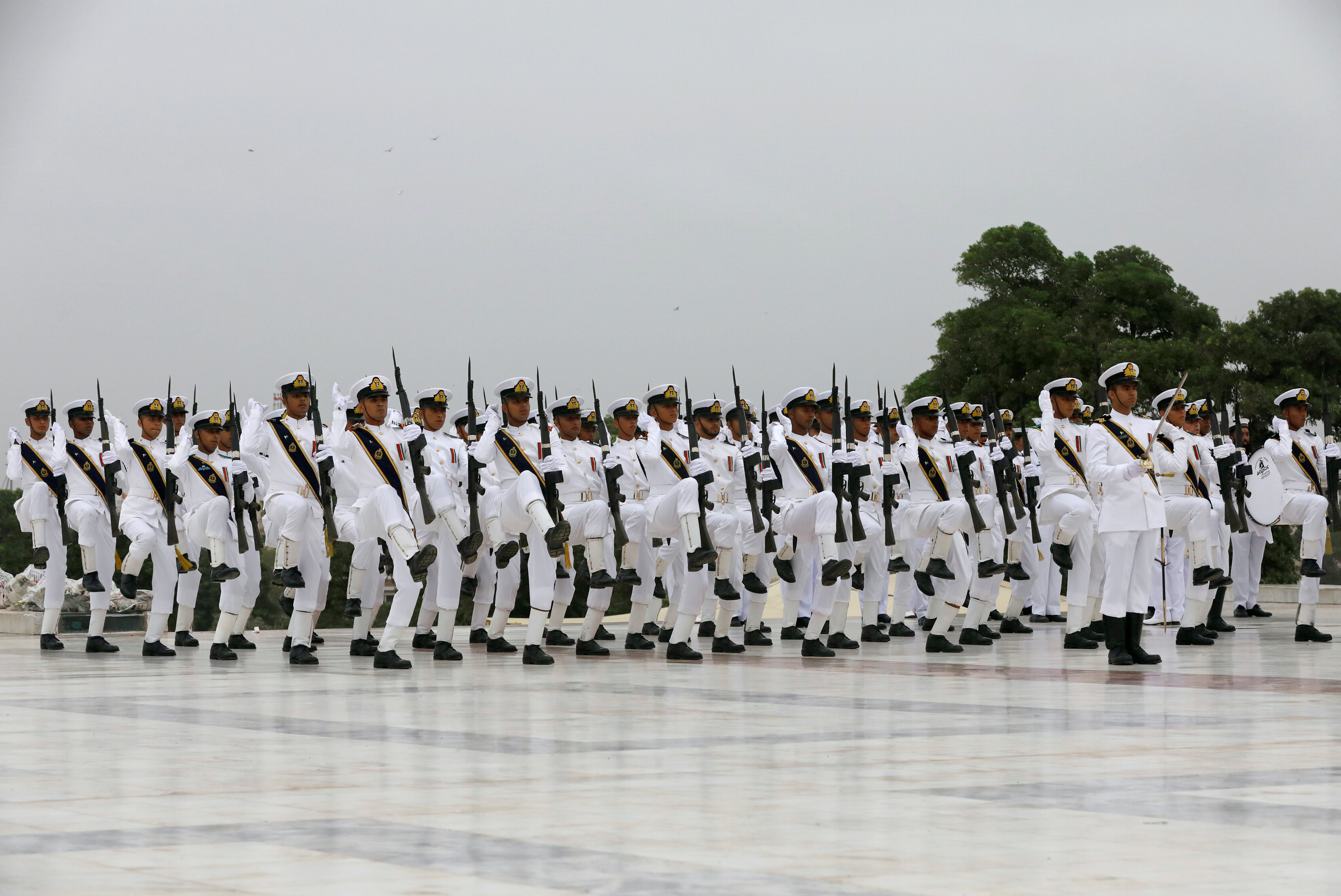 	القوات البحرية يؤدون الطابور خلال الاحتفال بيوم الاستقلال 