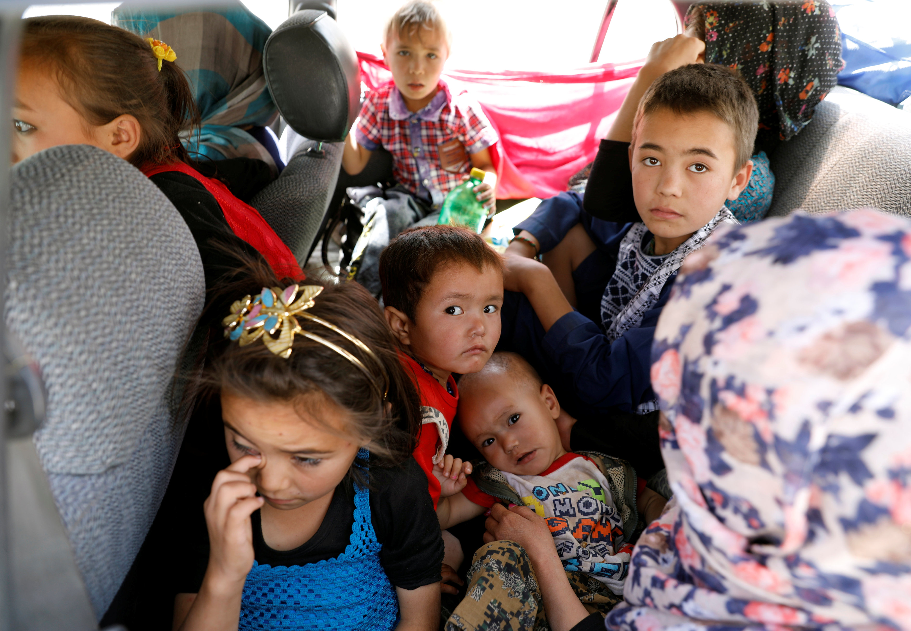 	الأطفال يهربون فى سيارة بعد قتال طالبان مع الأمن 