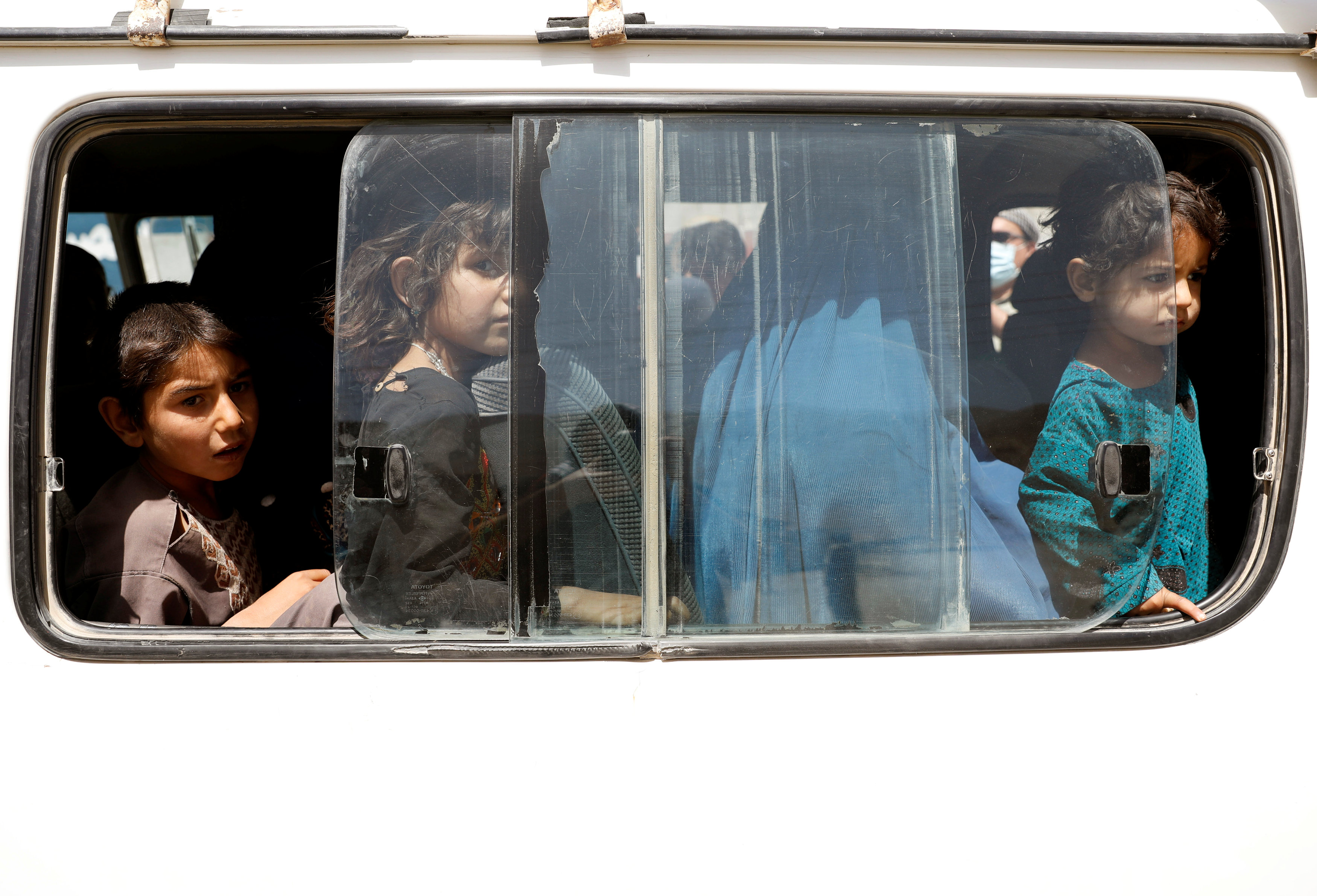 	أطفال أفغان يركبون سيارة أثناء فرارهم من منازلهم فى أعقاب قتال عنيف فى إقليم غزنى 